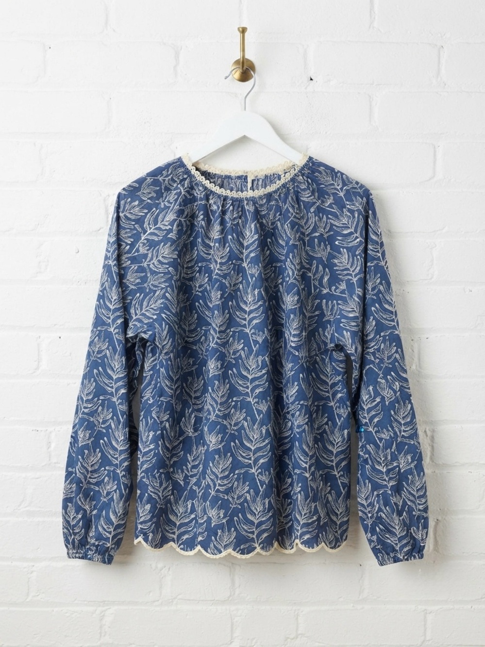JODIFL Scalloped Hem Navy Floral V-Neck Boho Peasant Blouse NWT Size Medium - Picture 4 of 6